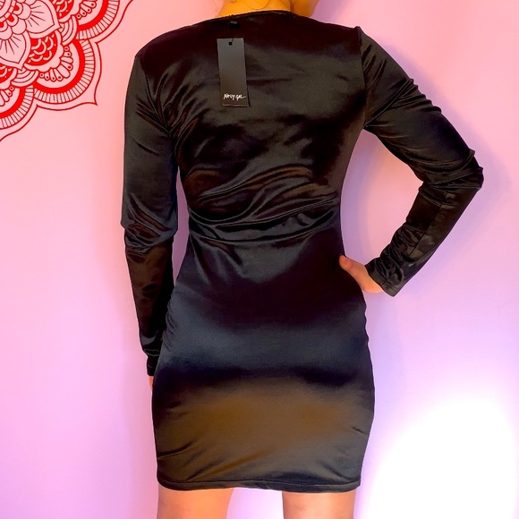 💥Nasty Gal You’re off the Hook & Eye Satin Dress - Picture 3 of 6